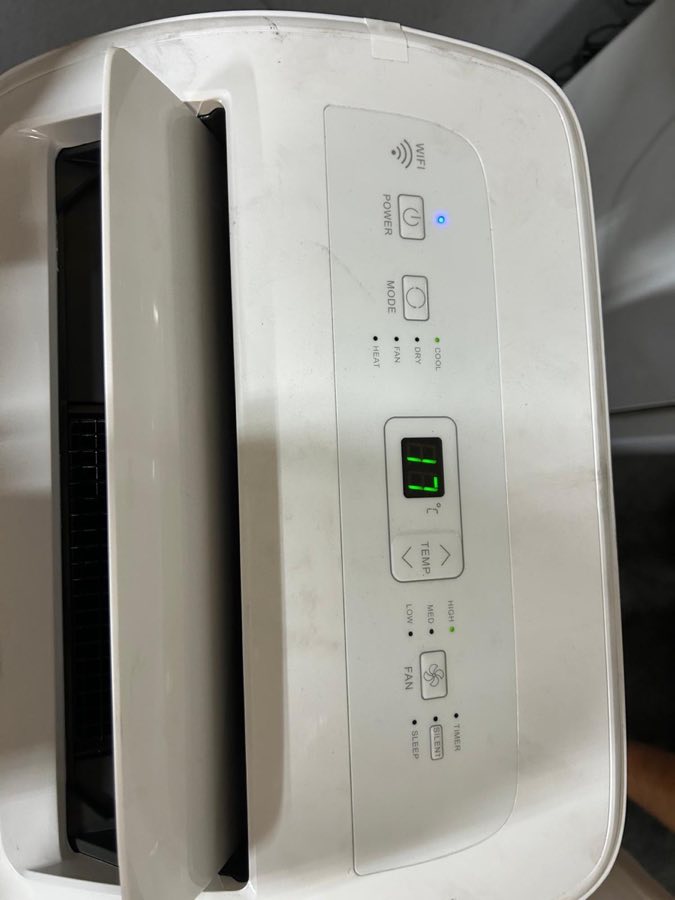 Climatiseur mobile réversible Hisense 12 000 BTU, écran digital et commandes WiFi