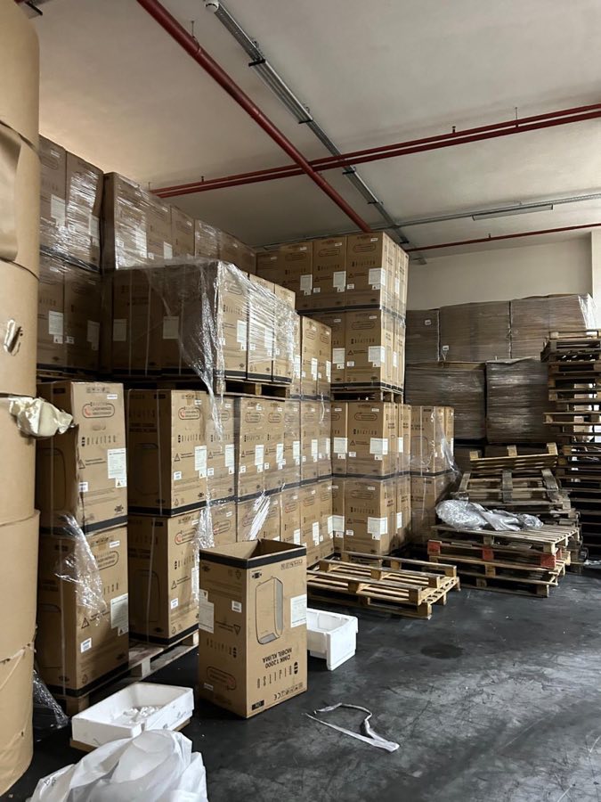 Stock d'appareils en entrepôt sur palettes